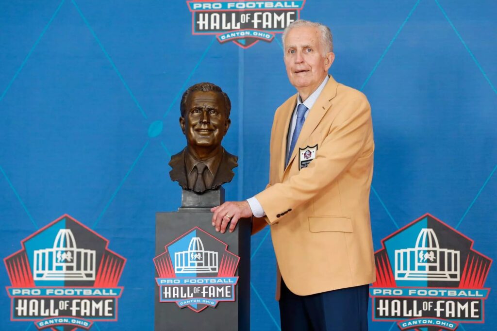 Paul Tagliabue Receiving Pro Football Hall of Fame Award 